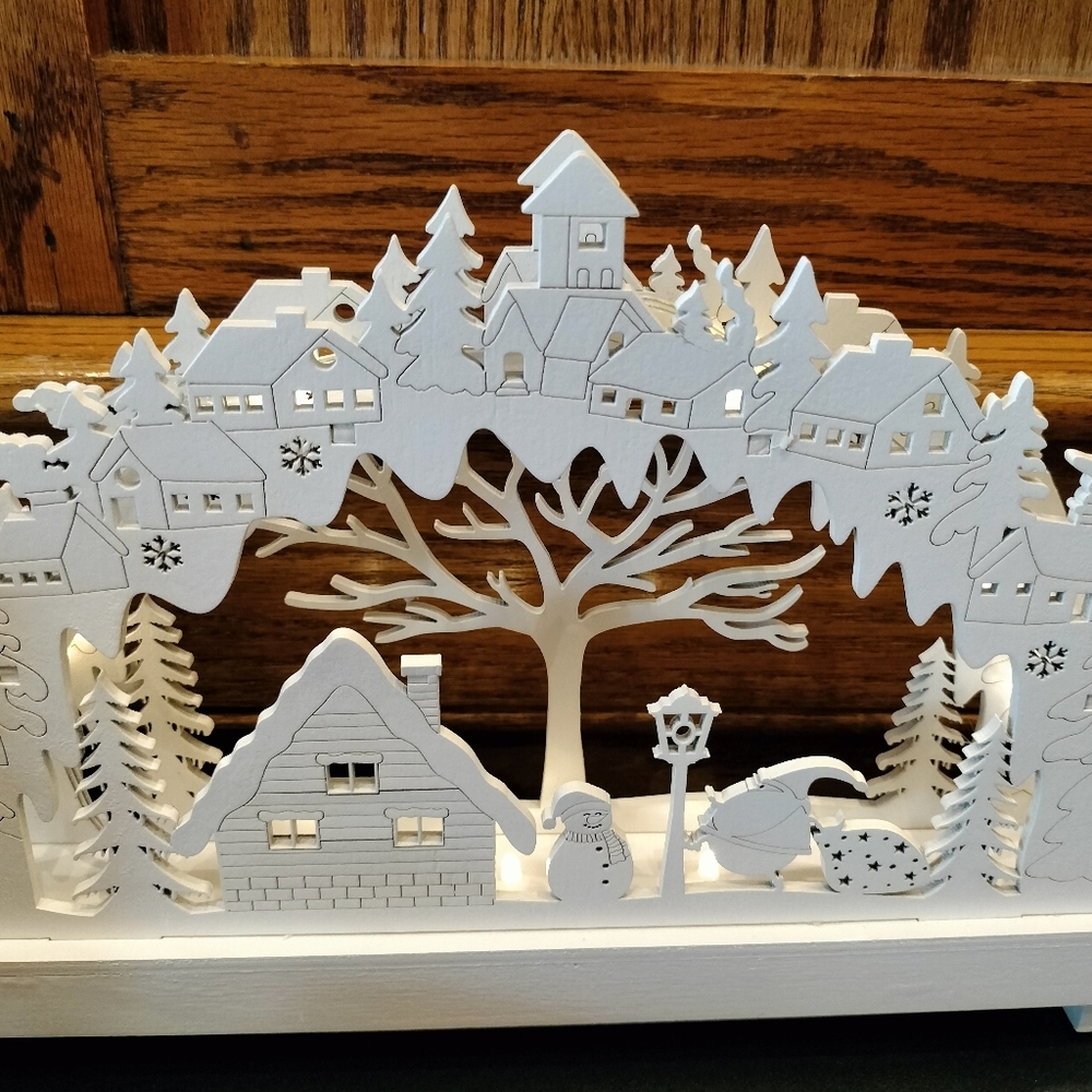 New in box Avon Woodland Village  Light Up Decoration - Picture 2 of 4